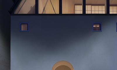 ”のれん”と立体図書館のある、東京の狭小、二世帯住宅 (夕景に浮かび上がる障子と暖簾のある外観)