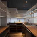 ”のれん”と立体図書館のある、東京の狭小、二世帯住宅の写真 コンパクトにまとまった造作によるダイニングキッチン。