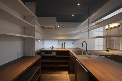 コンパクトにまとまった造作によるダイニングキッチン。 (”のれん”と立体図書館のある、東京の狭小、二世帯住宅)
