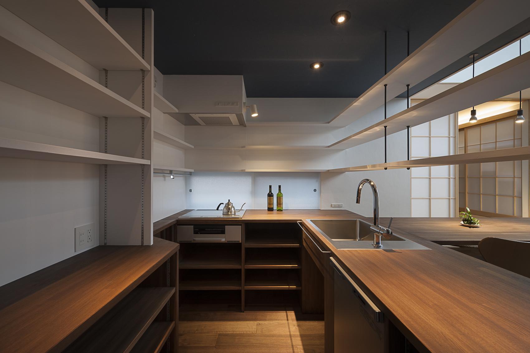 キッチン事例：コンパクトにまとまった造作によるダイニングキッチン。（”のれん”と立体図書館のある、東京の狭小、二世帯住宅）