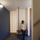 ”のれん”と立体図書館のある、東京の狭小、二世帯住宅の写真 敷瓦と和紙とベンチのある玄関