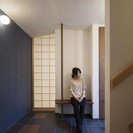 ”のれん”と立体図書館のある、東京の狭小、二世帯住宅