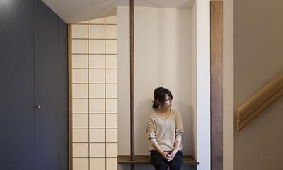 敷瓦と和紙とベンチのある玄関｜”のれん”と立体図書館のある、東京の狭小、二世帯住宅