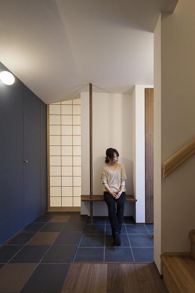敷瓦と和紙とベンチのある玄関 (”のれん”と立体図書館のある、東京の狭小、二世帯住宅)