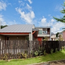 （東京都あきる野市）武蔵増戸のR屋根の家の写真 R形状がモチーフとなり庭の柵もR形状で計画している