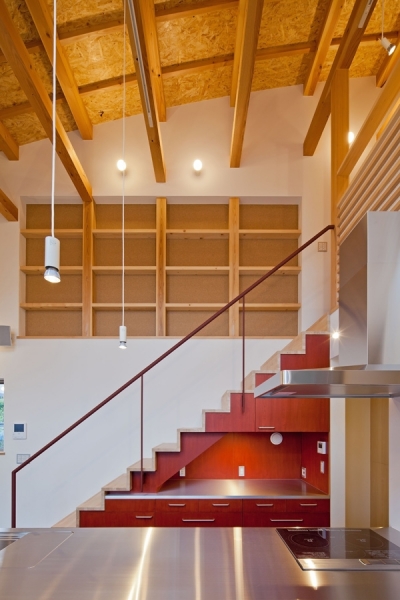 キッチン空間と階段の空間の一体化 (（東京都あきる野市）武蔵増戸のR屋根の家)