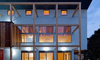 木格子の家／石神井台の二世帯住宅 (木の格子と白い外壁のコントラストが現代的要素となる外観)