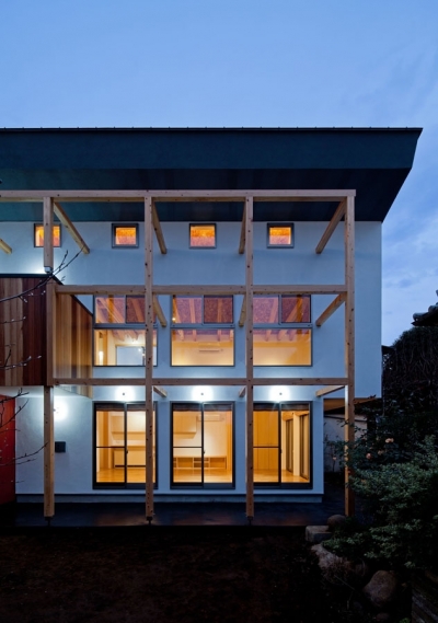 木の格子と白い外壁のコントラストが現代的要素となる外観 (木格子の家／石神井台の二世帯住宅)