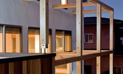 木格子の家／石神井台の二世帯住宅 (日除けのスクリーン，ルーバーを取付けるための木格子)