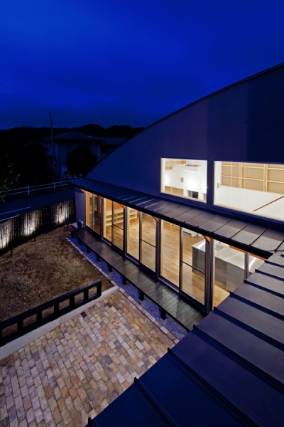 （東京都あきる野市）武蔵増戸のR屋根の家 (2階バルコニーから見下ろした庭およびその周辺)