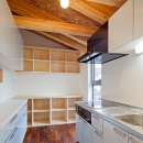 木格子の家／石神井台の二世帯住宅の写真 2階子世帯フロアのキッチンはコンパクトに