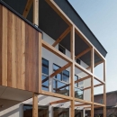 木格子の家／石神井台の二世帯住宅の写真 2階のバルコニー部分の外壁をセランカンバツ（木材）を施工