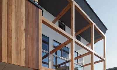 木格子の家／石神井台の二世帯住宅 (2階のバルコニー部分の外壁をセランカンバツ（木材）を施工)