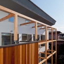 木格子の家／石神井台の二世帯住宅の写真 2階レベルの目線の外観．バルコニーはセランカンバツ（木材）張り