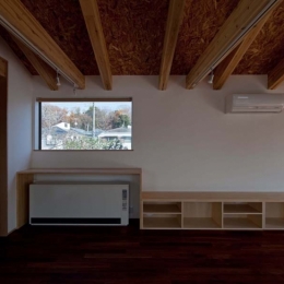 木格子の家／石神井台の二世帯住宅-蓄熱暖房機のある2階子世帯リビング．窓からは石神井公園が見える