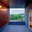 （東京都あきる野市）武蔵増戸のR屋根の家の写真 セランカンバツ（木材）を貼った壁と天井のある2階テラス