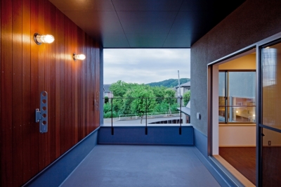 セランカンバツ（木材）を貼った壁と天井のある2階テラス (（東京都あきる野市）武蔵増戸のR屋根の家)