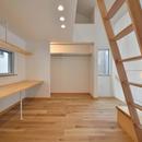 世田谷区Ｉ様邸 リビングを中心に。吹き抜けが上下の空間をつなぐ戸建ての家の写真 ３F書斎/オープンクローゼット