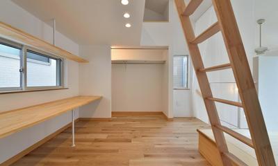 ３F書斎/オープンクローゼット｜世田谷区Ｉ様邸 リビングを中心に。吹き抜けが上下の空間をつなぐ戸建ての家