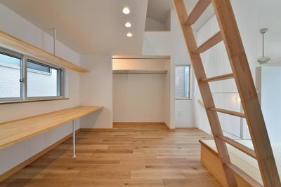 ３F書斎/オープンクローゼット (世田谷区Ｉ様邸 リビングを中心に。吹き抜けが上下の空間をつなぐ戸建ての家)