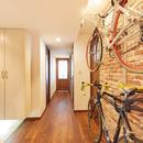 ロードバイクが主役。アンティークブリックタイルの家の写真 廊下