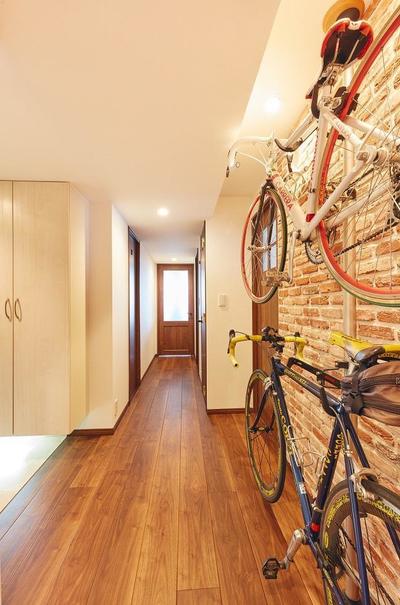 廊下 (ロードバイクが主役。アンティークブリックタイルの家)
