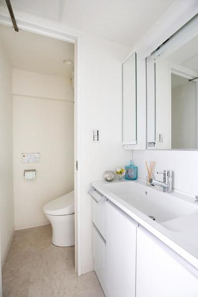 洗面とトイレ (築42年のご実家を、配管や床も交換して。新築同然にリノベーション。)
