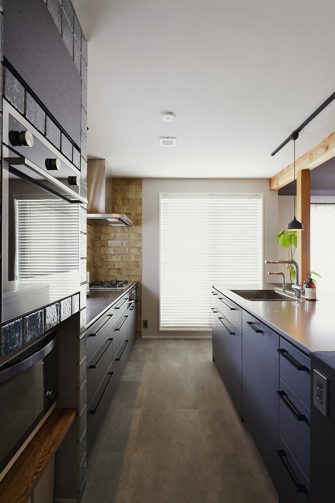 収納事例：キッチン収納（キッチンからはじまる家族の時間　～LDKを2階に移動し、勾配天井で広がりのある くつろぎ空間に～）