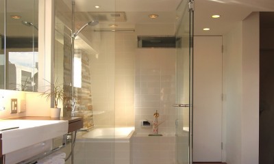 バスルーム｜hippo_光ふりそそぐガラス張りの浴室を２階に