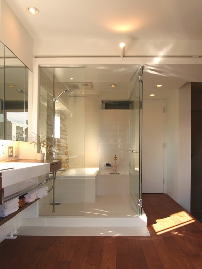 バスルーム (hippo_光ふりそそぐガラス張りの浴室を２階に)