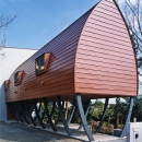 西熱海の陶芸工房のある家の写真 赤茶色のガルバリウム鋼板を平葺きした外観
