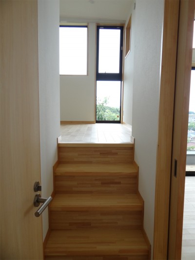 室内階段 (コアジロハウス 住戸A―眺望を最大限に生かした共同住宅ー)