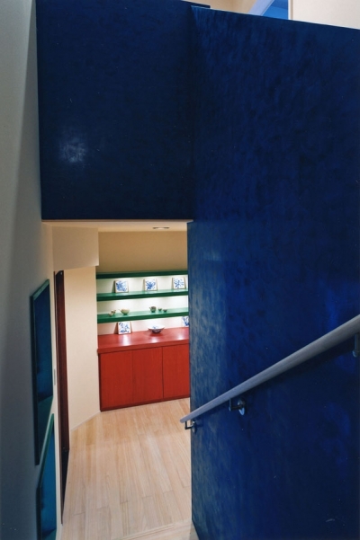 ベネチアンスタッコ壁を施工した階段室 (西熱海の陶芸工房のある家)