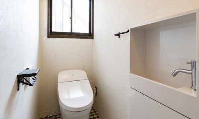 岐阜市K様邸 | école-懐かしくて新しい、昔の木造校舎のような家- (トイレ)