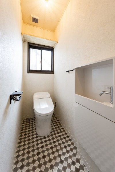 トイレ (岐阜市K様邸 | école-懐かしくて新しい、昔の木造校舎のような家-)