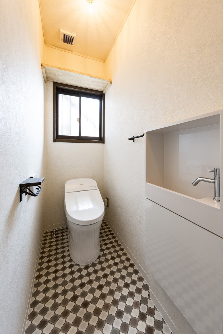 バス/トイレ事例：トイレ（岐阜市K様邸 | école-懐かしくて新しい、昔の木造校舎のような家-）