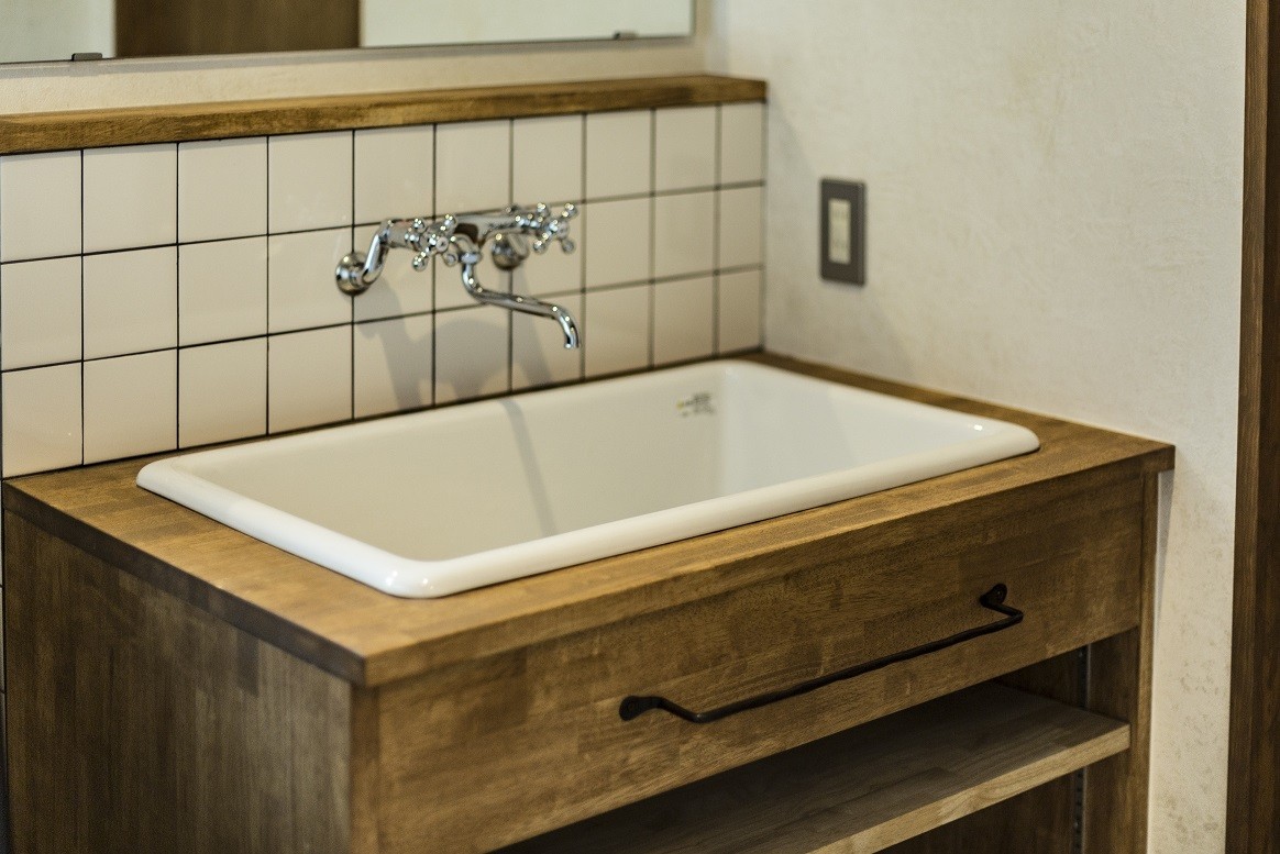 バス/トイレ事例：オリジナル洗面台（岐阜市K様邸 | école-懐かしくて新しい、昔の木造校舎のような家-）