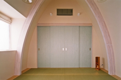 和紙を貼った建具のある和室 (西熱海の陶芸工房のある家)