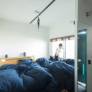 人が集まる縁側（えんがわ）マンションの写真 狭小な寝室ながら、海のように大きいベッド