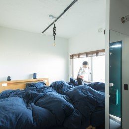狭小な寝室ながら、海のように大きいベッド (人が集まる縁側（えんがわ）マンション)