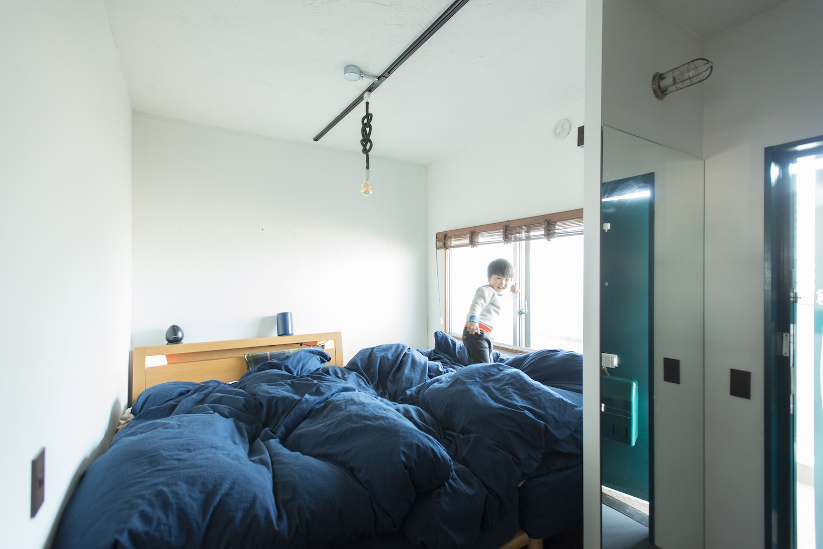 ベッドルーム事例：狭小な寝室ながら、海のように大きいベッド（人が集まる縁側（えんがわ）マンション）