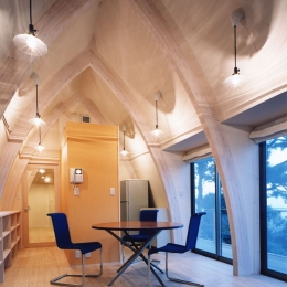 西熱海の陶芸工房のある家-木の曲線の集成材が空間を構成するリビング