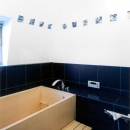 西熱海の陶芸工房のある家の写真 桧の浴槽がある浴室