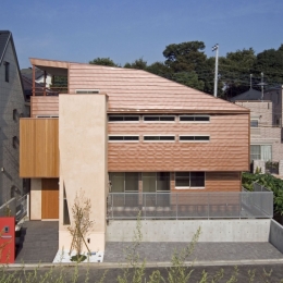 埼玉県和光市の区画整理地の家 (茶色のガルバリウム鋼板が特徴の外観)