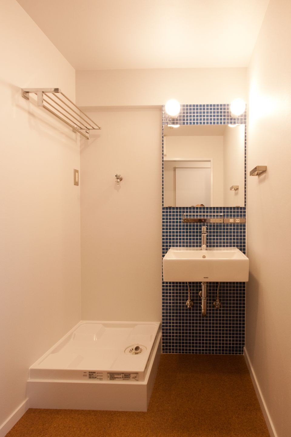 バス/トイレ事例：洗面脱衣室（伊丹の長く明るいLDK｜伊丹市の1976年築のマンションリノベーション。窓に面する4室の壁を撤去し長さ12mの明るいLDKを実現。）