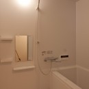 伊丹の長く明るいLDK｜伊丹市の1976年築のマンションリノベーション。窓に面する4室の壁を撤去し長さ12mの明るいLDKを実現。の写真 浴室