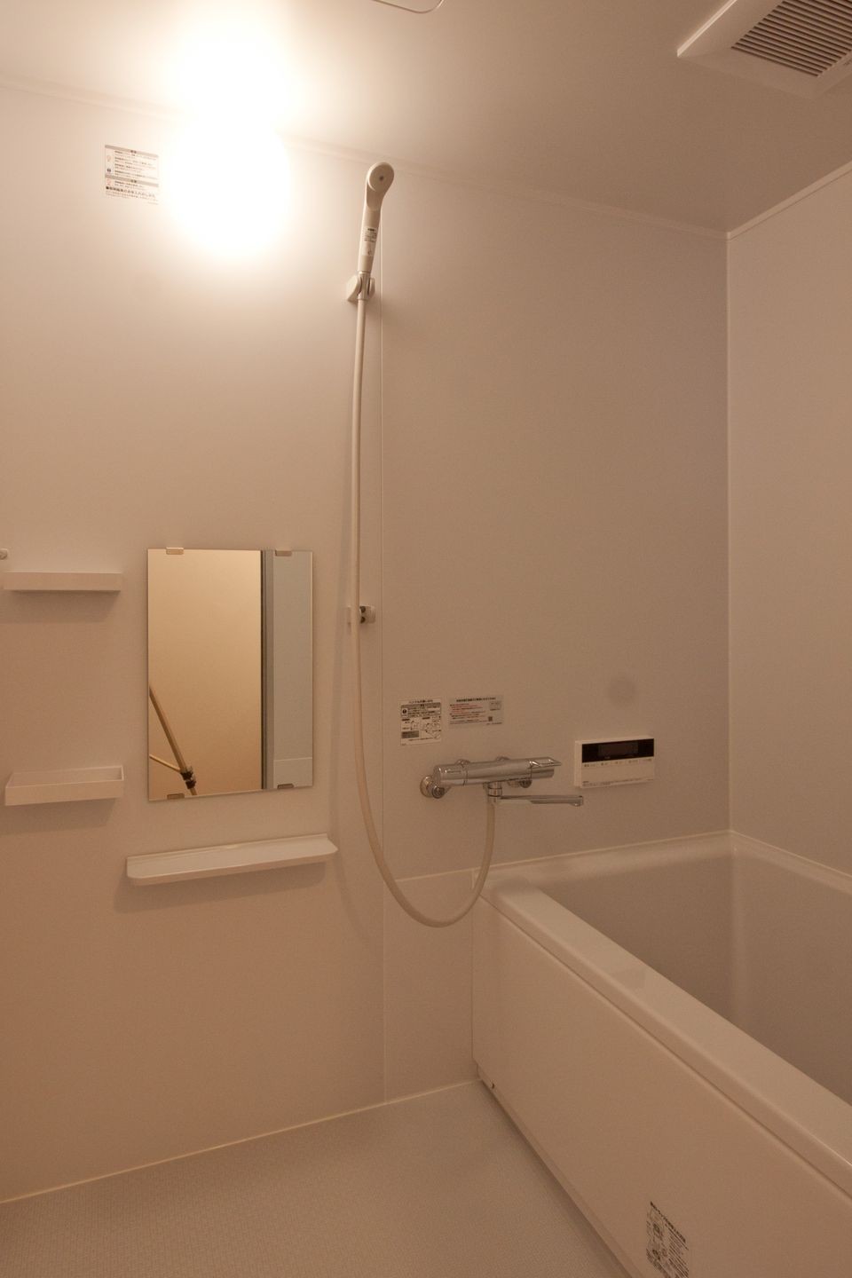 バス/トイレ事例：浴室（伊丹の長く明るいLDK｜伊丹市の1976年築のマンションリノベーション。窓に面する4室の壁を撤去し長さ12mの明るいLDKを実現。）
