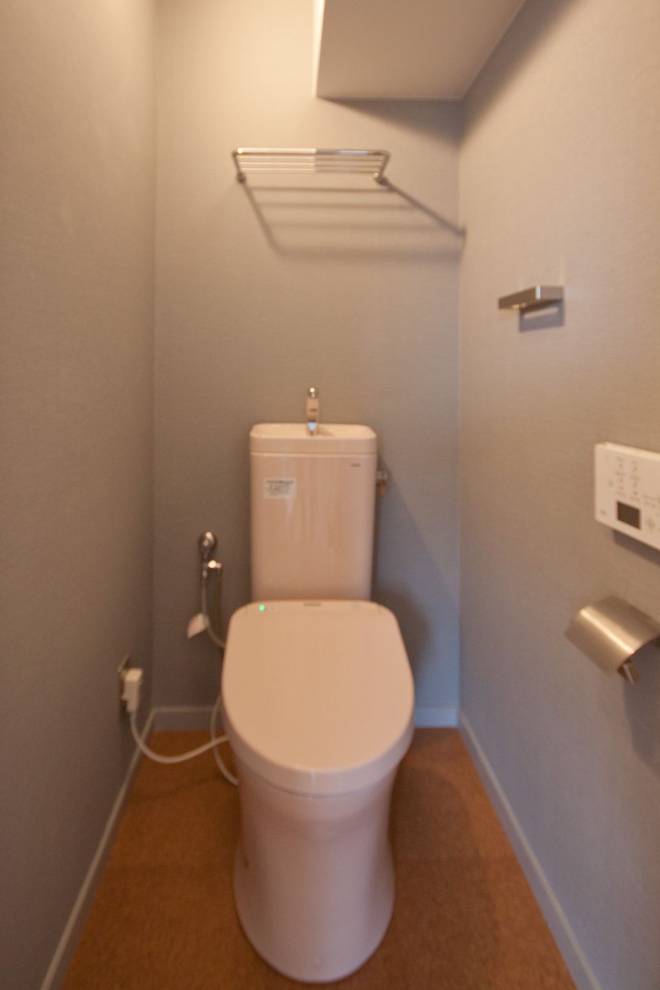 バス/トイレ事例：トイレ（伊丹の長く明るいLDK｜伊丹市の1976年築のマンションリノベーション。窓に面する4室の壁を撤去し長さ12mの明るいLDKを実現。）