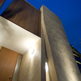 埼玉県和光市の区画整理地の家 (左官仕上とセランカンバツの木材が絡む玄関部分外観)