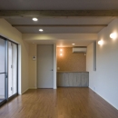 埼玉県和光市の区画整理地の家の写真 梁を露出した1階寝室